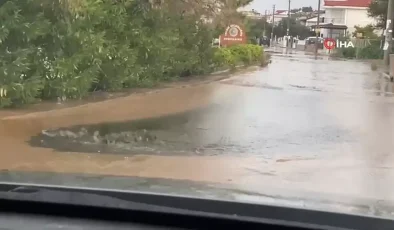 Ayvalık’ta Sağanak Yağış Yolları Göle Döndürdü