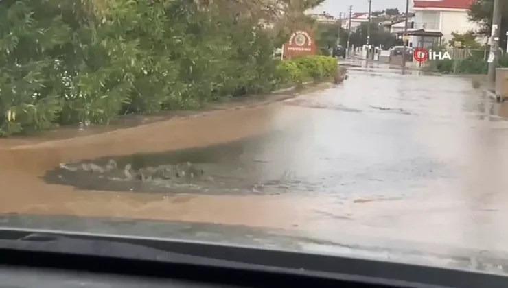 Ayvalık’ta Sağanak Yağış Yolları Göle Döndürdü