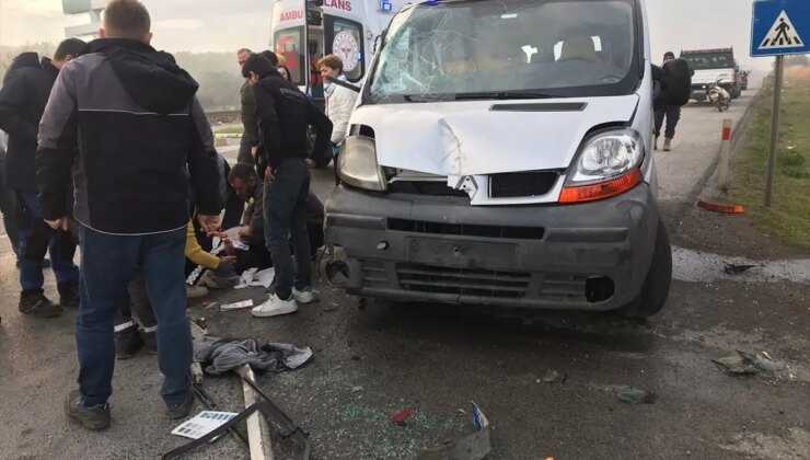 Ayvalık’ta Trafik Kazası: Sürücü Hastaneye Kaldırıldı